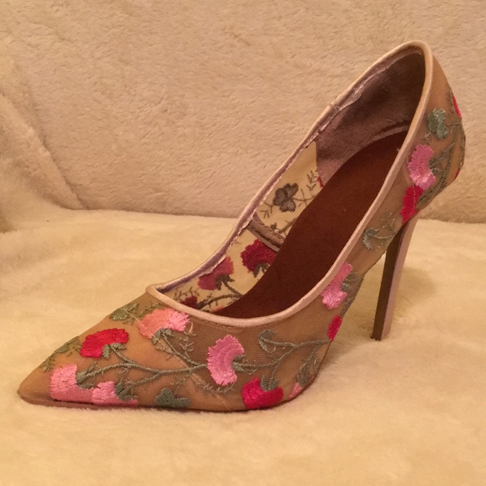 Gorgeous 5.5B Betsey Johnson “Johni” Flower Heels!